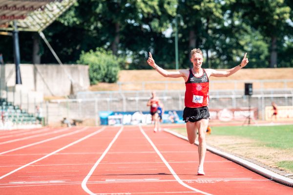 Felix Nadeborn (LG Osnabrueck) gewinnt ueber 5000m den Landesmeistertitel am 03.07.2022 waehrend den NLV+BLV Leichtathletik-Landesmeisterschaften im Jahnstadion in Goettingen (Tag 1)